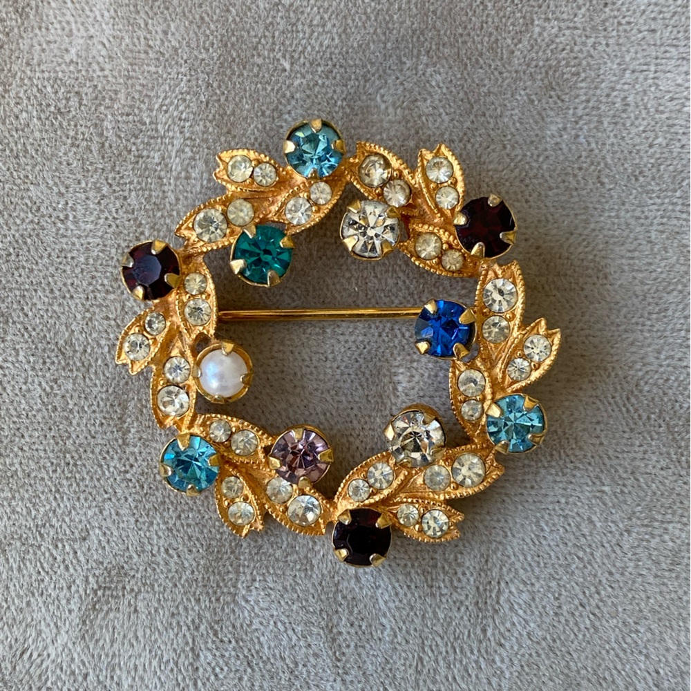 Vintage Signed Eisenberg gold wreath w/ multicolored rhinestones & Pearl brooch